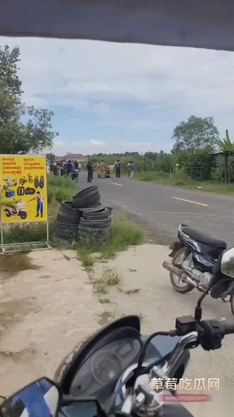 越南大嫂冯静劫柬埔寨囚车案后续 为爱勇劫法场的大嫂在救出男友后被警方抓获 现场采访记者不知意欲何为竟对大嫂动手动脚! 8 越南大嫂冯静劫柬埔寨囚车案后续 为爱勇劫法场的大嫂在救出男友后被警方抓获 现场采访记者不知意欲何为竟对大嫂动手动脚! 8