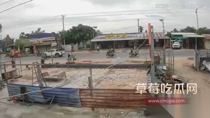 越南大嫂冯静劫柬埔寨囚车案后续 为爱勇劫法场的大嫂在救出男友后被警方抓获 现场采访记者不知意欲何为竟对大嫂动手动脚! 9 越南大嫂冯静劫柬埔寨囚车案后续 为爱勇劫法场的大嫂在救出男友后被警方抓获 现场采访记者不知意欲何为竟对大嫂动手动脚! 9