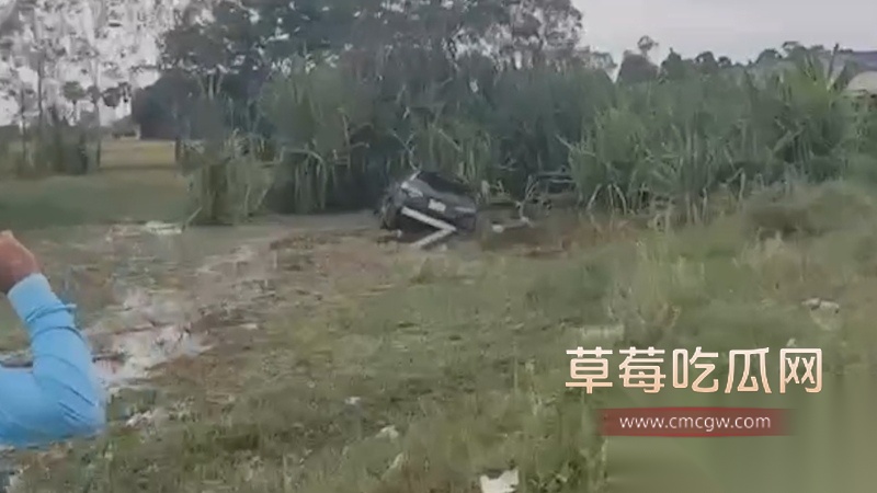 越南大嫂冯静劫柬埔寨囚车案后续 为爱勇劫法场的大嫂在救出男友后被警方抓获 现场采访记者不知意欲何为竟对大嫂动手动脚! 10 越南大嫂冯静劫柬埔寨囚车案后续 为爱勇劫法场的大嫂在救出男友后被警方抓获 现场采访记者不知意欲何为竟对大嫂动手动脚! 10