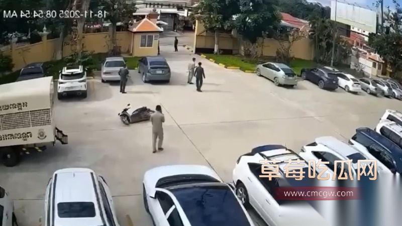 越南大嫂冯静劫柬埔寨囚车案后续 为爱勇劫法场的大嫂在救出男友后被警方抓获 现场采访记者不知意欲何为竟对大嫂动手动脚! 11 越南大嫂冯静劫柬埔寨囚车案后续 为爱勇劫法场的大嫂在救出男友后被警方抓获 现场采访记者不知意欲何为竟对大嫂动手动脚! 11