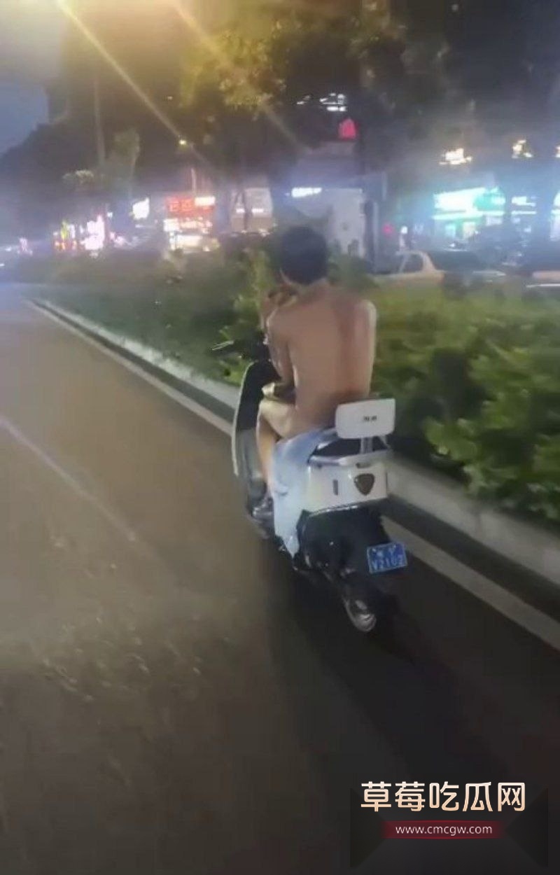 广东惠州奇葩小伙骑电瓶车在闹市裸奔 1 广东惠州奇葩小伙骑电瓶车在闹市裸奔 1