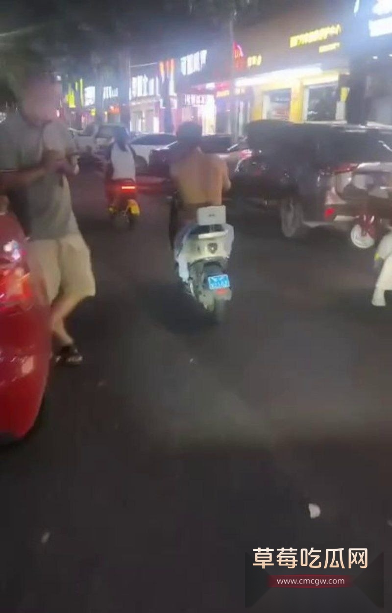 广东惠州奇葩小伙骑电瓶车在闹市裸奔 2 广东惠州奇葩小伙骑电瓶车在闹市裸奔 2