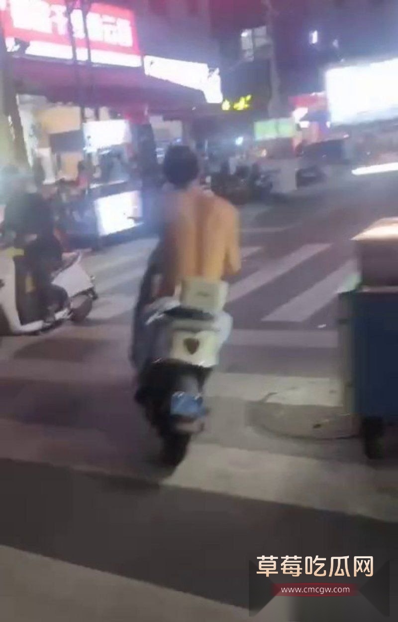 广东惠州奇葩小伙骑电瓶车在闹市裸奔 3 广东惠州奇葩小伙骑电瓶车在闹市裸奔 3