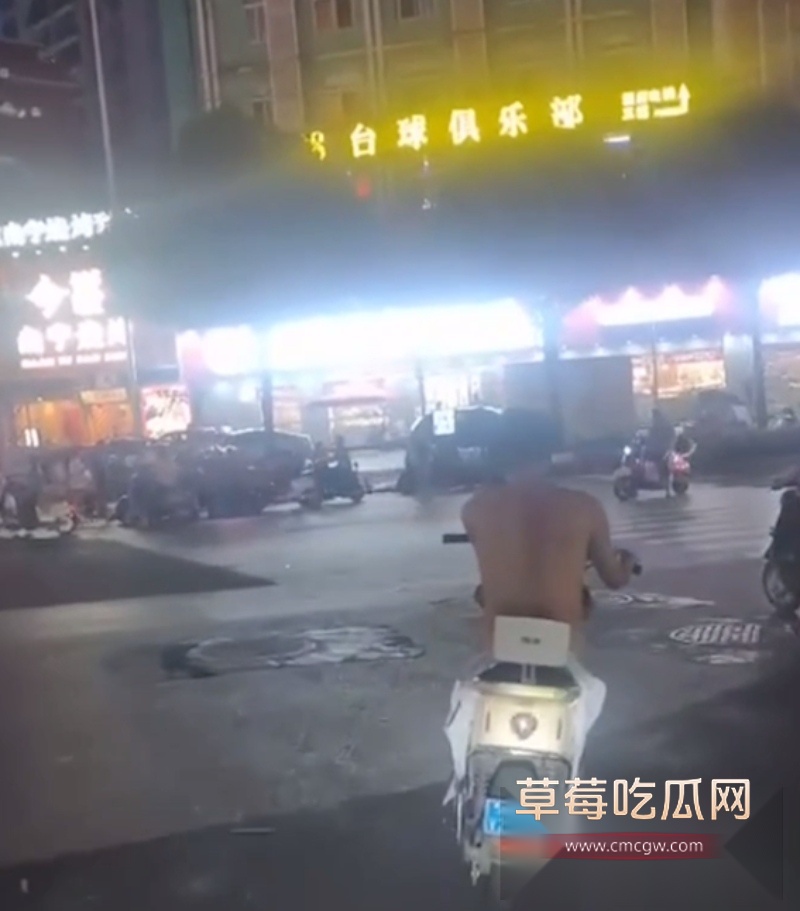 广东惠州奇葩小伙骑电瓶车在闹市裸奔 4 广东惠州奇葩小伙骑电瓶车在闹市裸奔 4