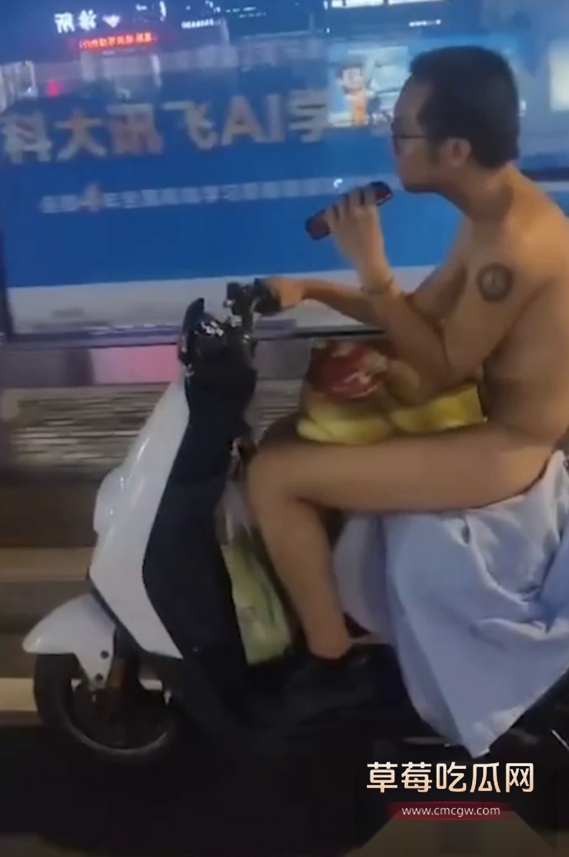 广东惠州奇葩小伙骑电瓶车在闹市裸奔 5 广东惠州奇葩小伙骑电瓶车在闹市裸奔 5