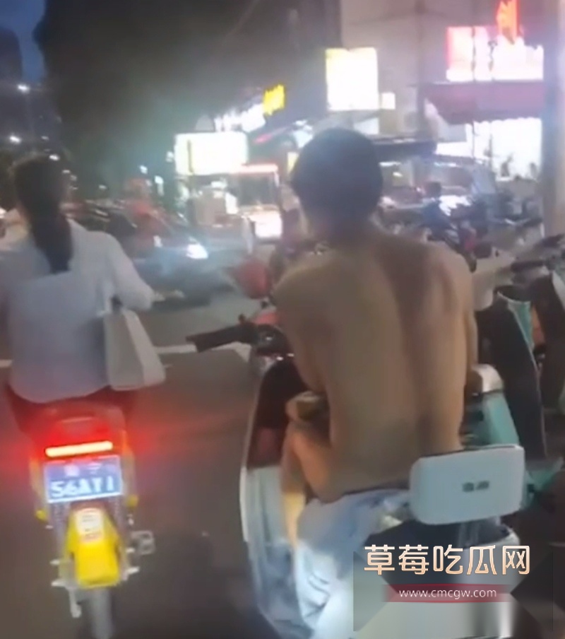广东惠州奇葩小伙骑电瓶车在闹市裸奔 6 广东惠州奇葩小伙骑电瓶车在闹市裸奔 6