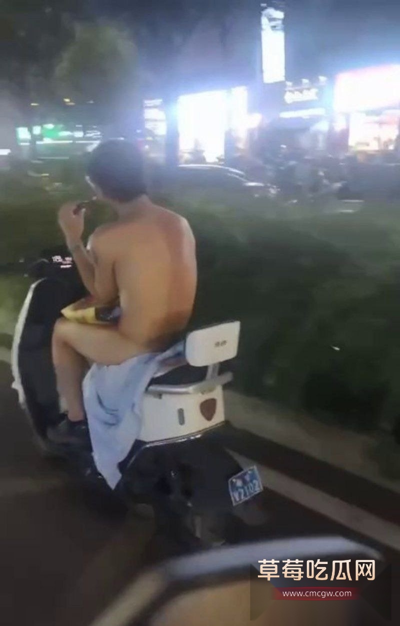 广东惠州奇葩小伙骑电瓶车在闹市裸奔 7 广东惠州奇葩小伙骑电瓶车在闹市裸奔 7