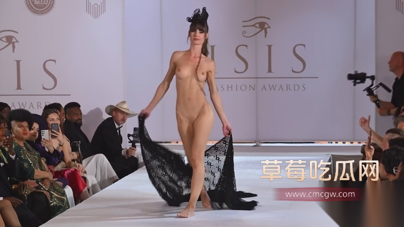 美女模特们全裸出镜展示珠宝首饰 8