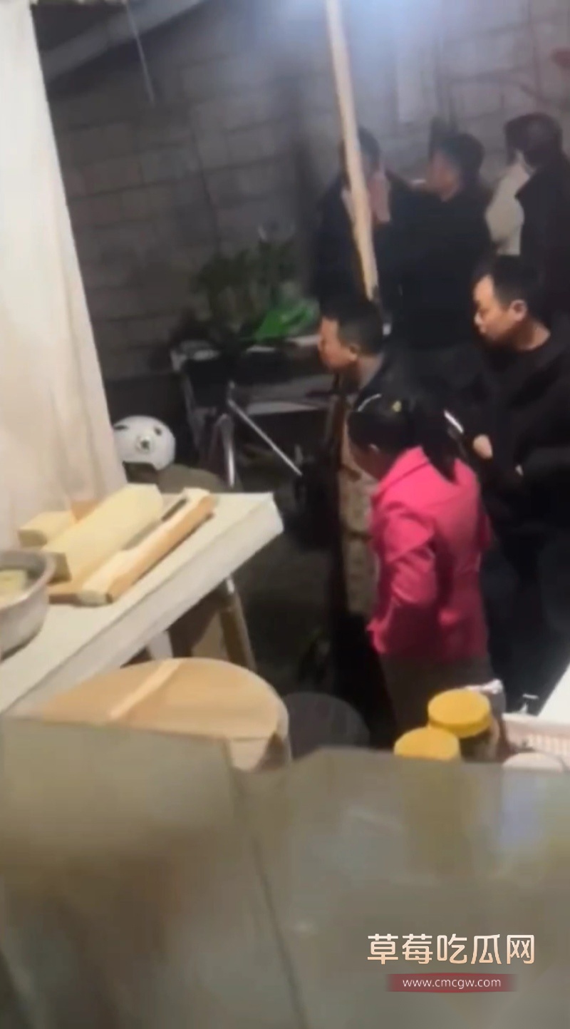 亲生儿子把父亲一家四口全部砍死 3 亲生儿子把父亲一家四口全部砍死 3