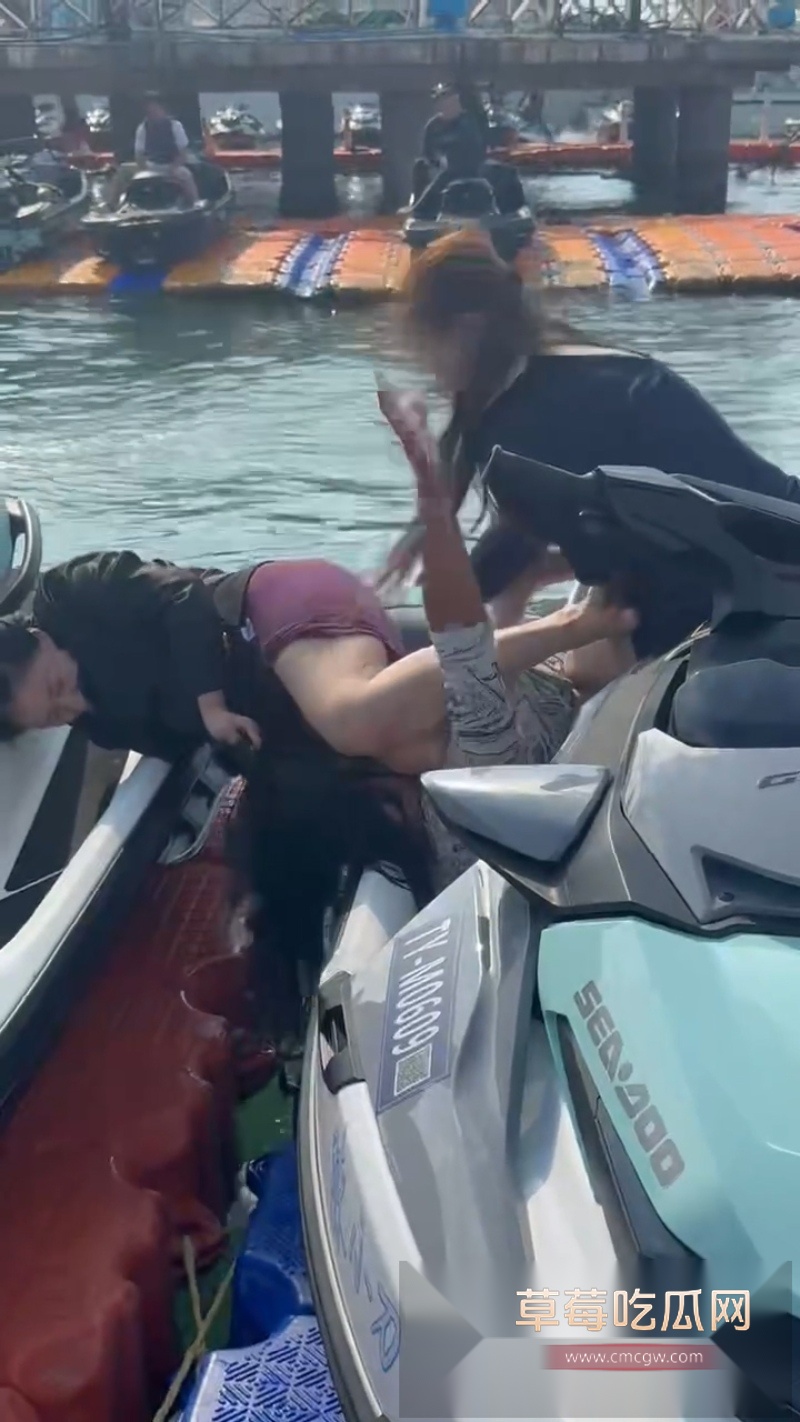 海南三亚钟情会所附近发生美女打架事件 2 海南三亚钟情会所附近发生美女打架事件 2