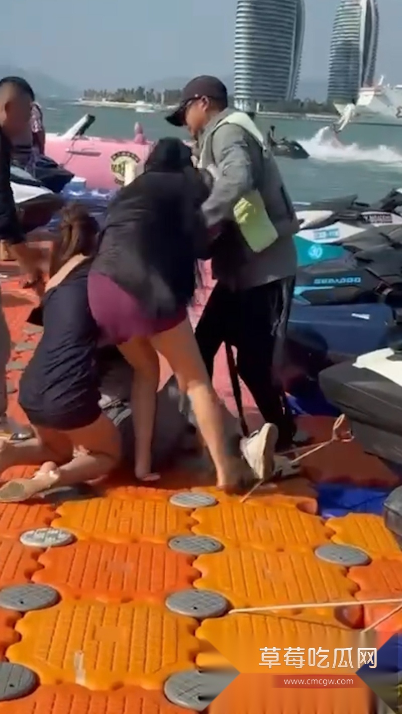 海南三亚钟情会所附近发生美女打架事件 3 海南三亚钟情会所附近发生美女打架事件 3