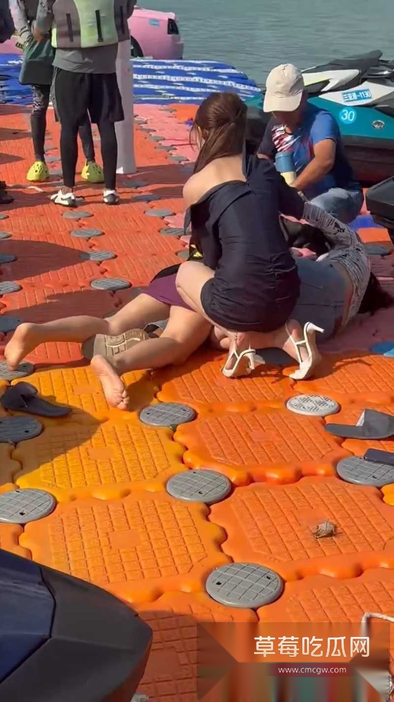 海南三亚钟情会所附近发生美女打架事件 7 海南三亚钟情会所附近发生美女打架事件 7