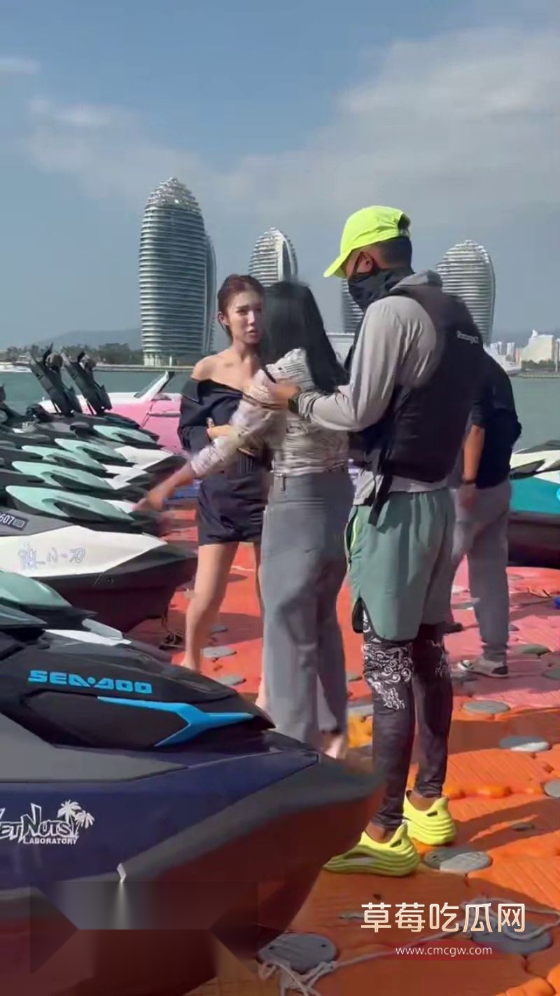 两个美女撕逼大战一触即发1 两个美女撕逼大战一触即发1