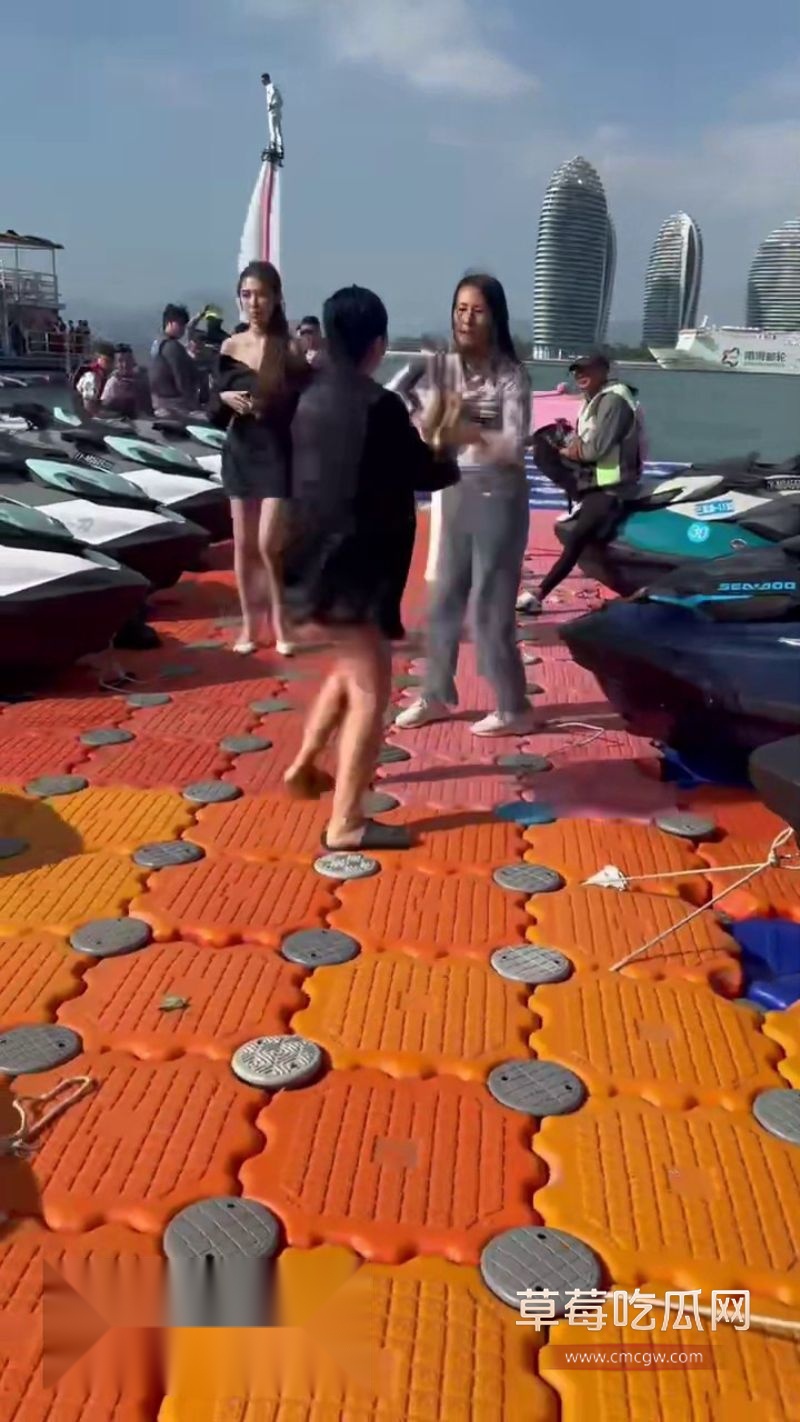 两个美女撕逼大战一触即发2 两个美女撕逼大战一触即发2