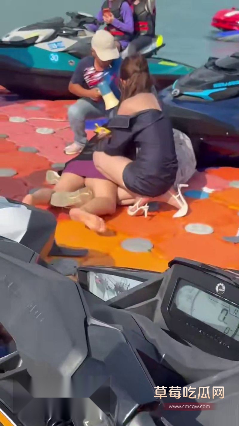 两个美女撕逼大战一触即发3 两个美女撕逼大战一触即发3