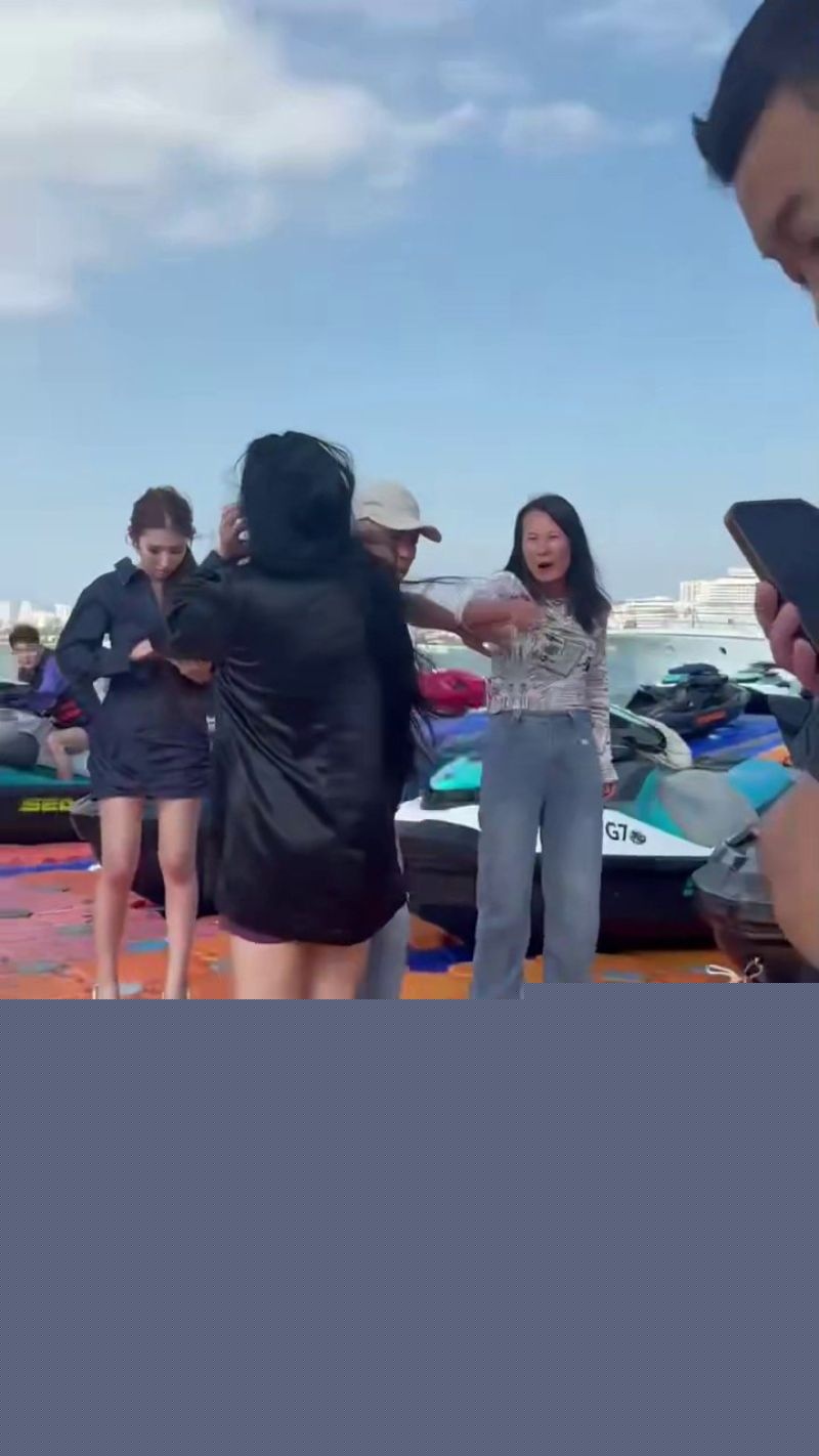 两个美女撕逼大战一触即发6 两个美女撕逼大战一触即发6