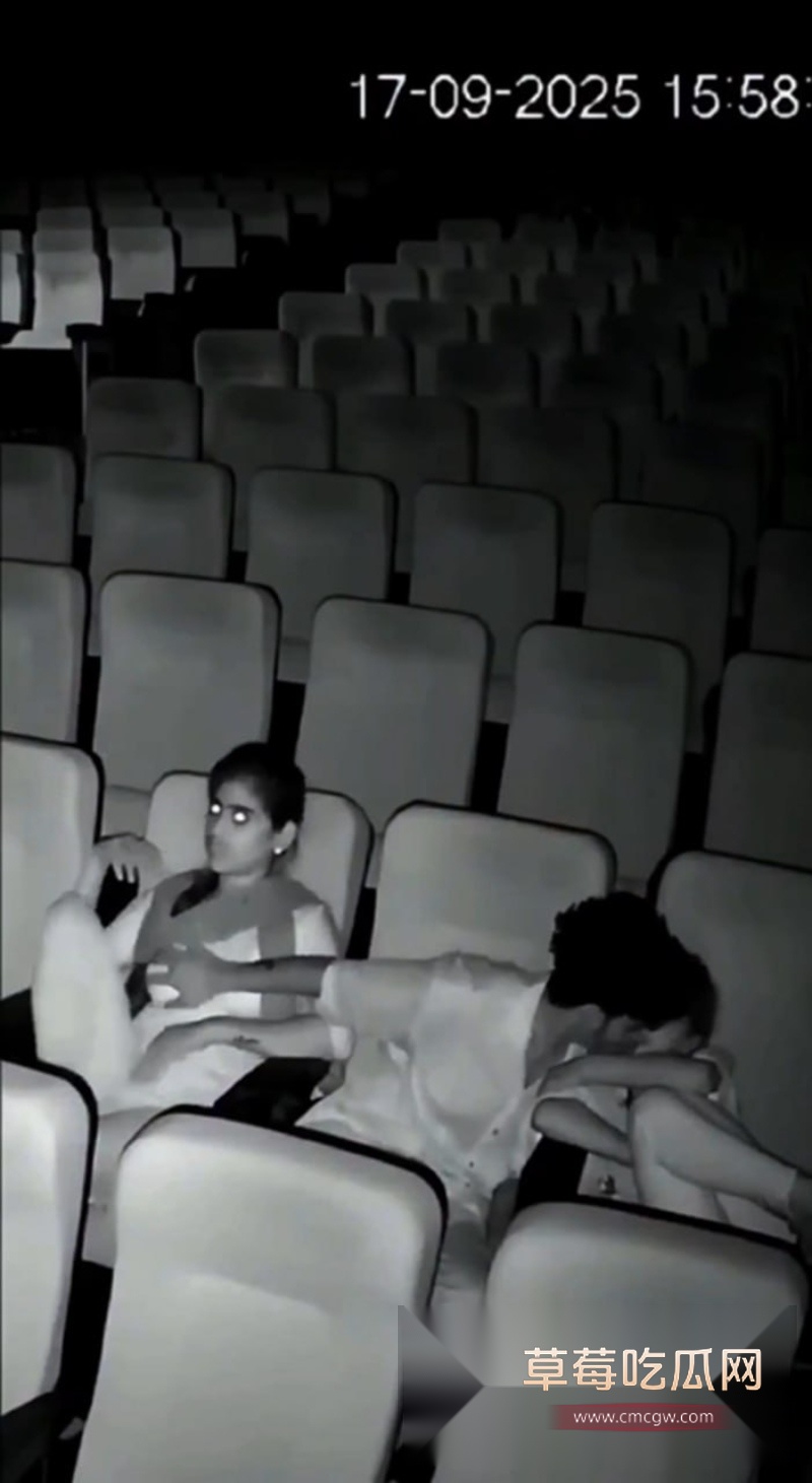 印度上层婆罗门小哥带2位低种姓美女看电影 1