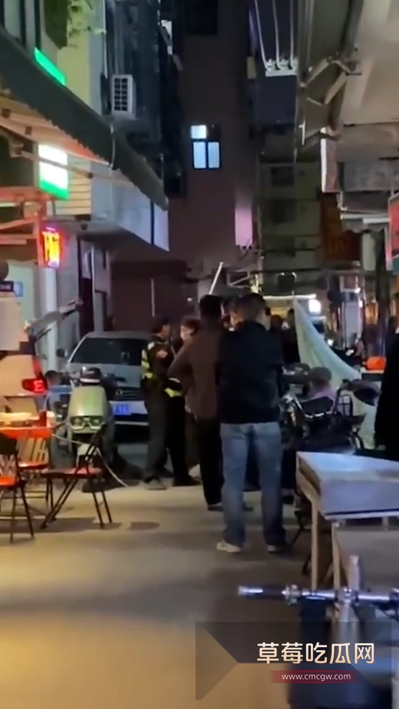 南宁琅东六组外卖骑手与商家激烈冲突  2
