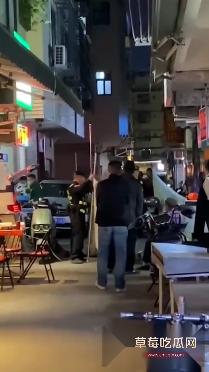 南宁琅东六组外卖骑手与商家激烈冲突  3