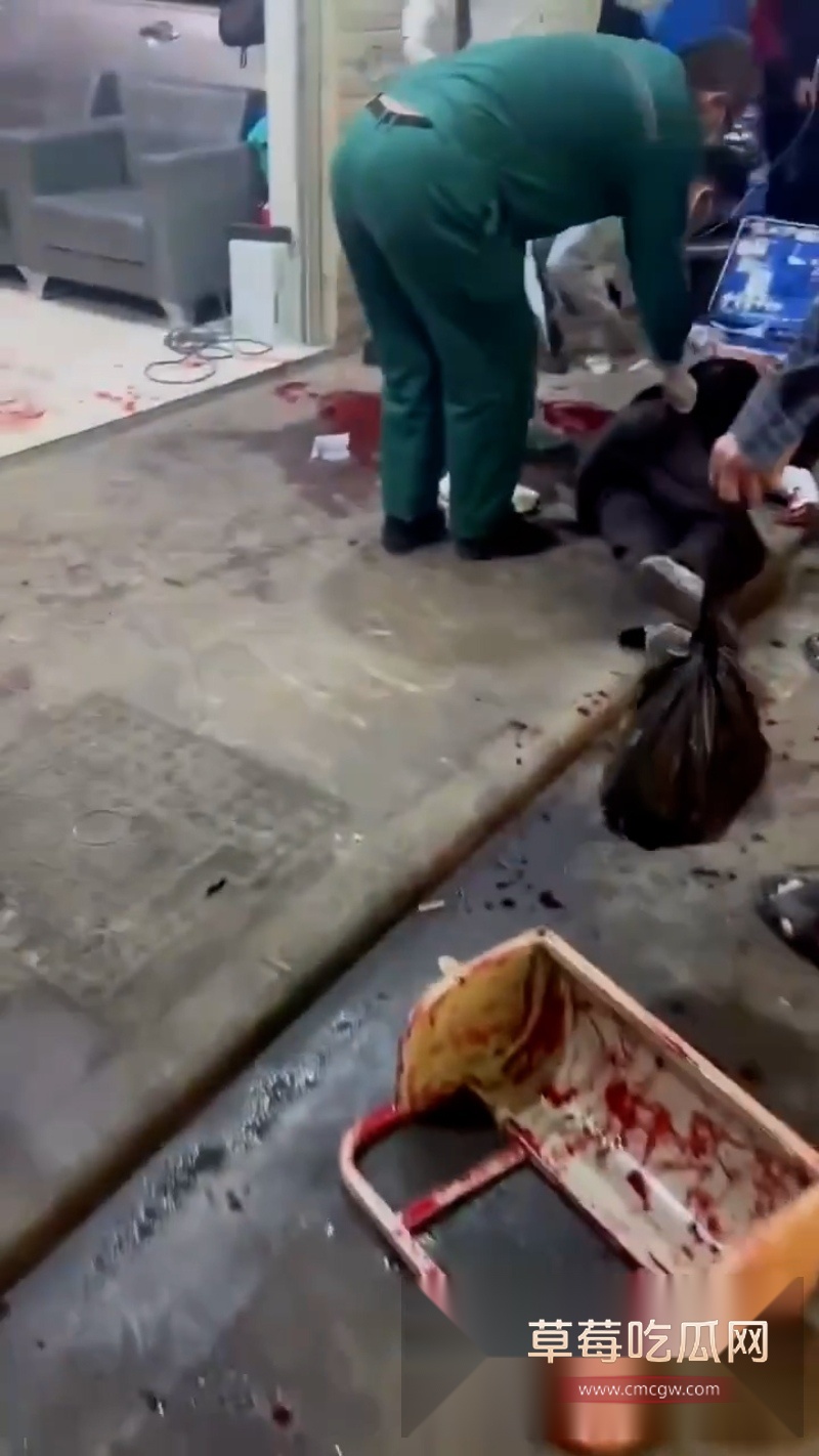 南宁琅东六组外卖骑手与商家激烈冲突  4