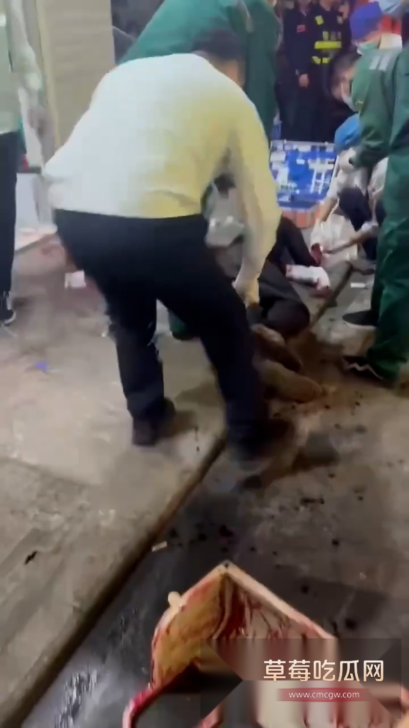 南宁琅东六组外卖骑手与商家激烈冲突  5