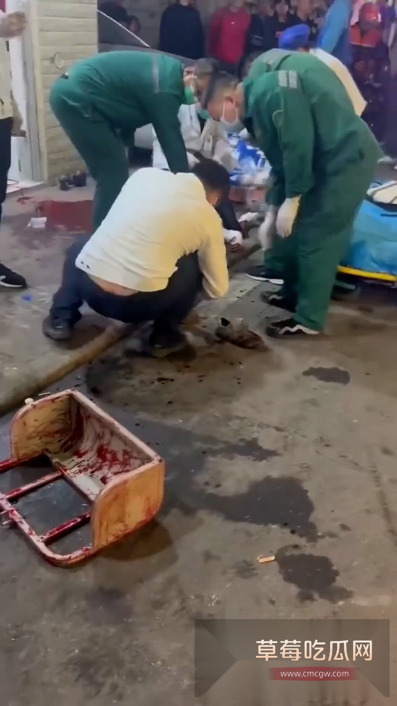 南宁琅东六组外卖骑手与商家激烈冲突  6