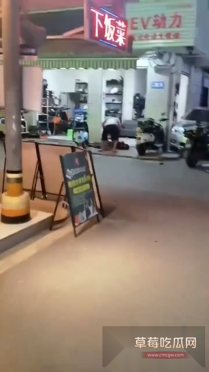 南宁琅东六组外卖骑手与商家激烈冲突  8