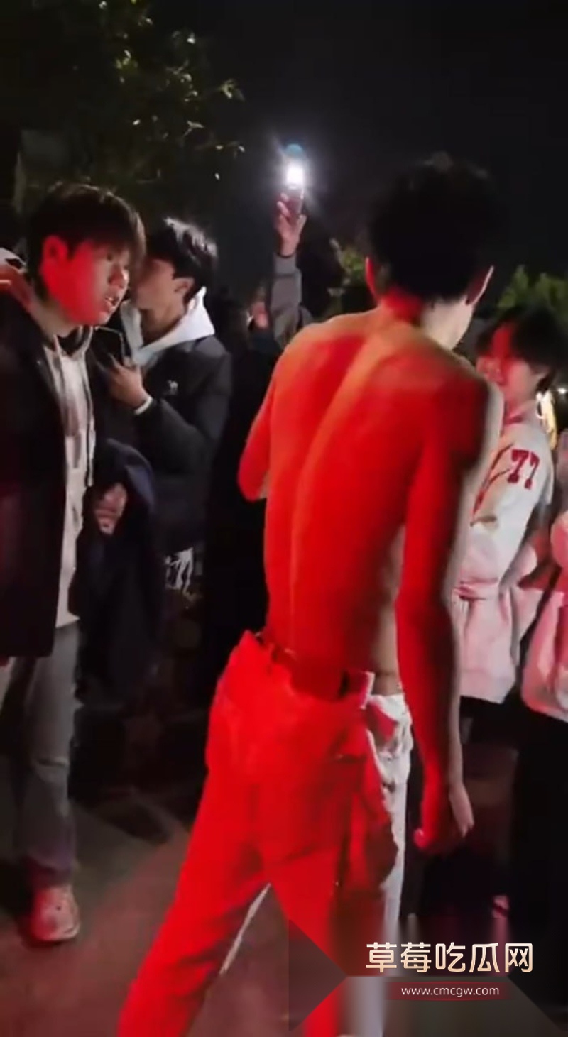 广西桂林街头 惊现酷似C罗的小伙为爱冲锋 7 广西桂林街头 惊现酷似C罗的小伙为爱冲锋 7