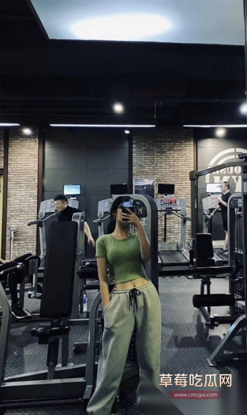 甜美大学生蒋俊彤被富二代金主 2