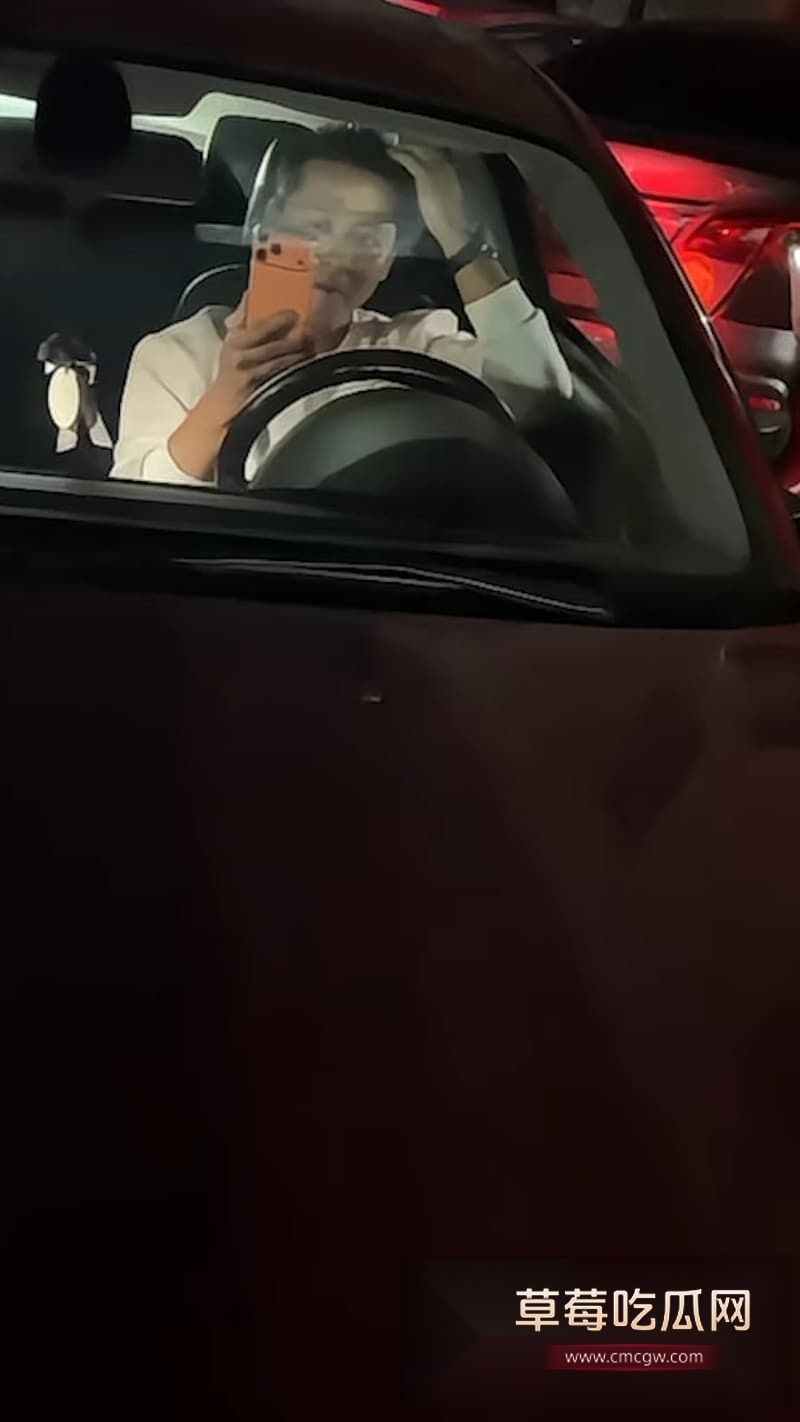 广东饶平男子幽会小三被堵车上 小三全程捂脸躲避 1 广东饶平男子幽会小三被堵车上 小三全程捂脸躲避 1