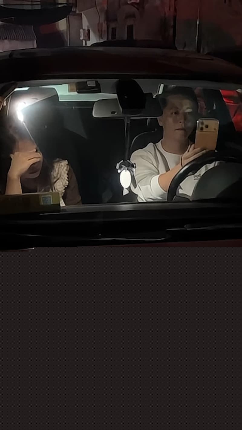 广东饶平男子幽会小三被堵车上 小三全程捂脸躲避 2 广东饶平男子幽会小三被堵车上 小三全程捂脸躲避 2