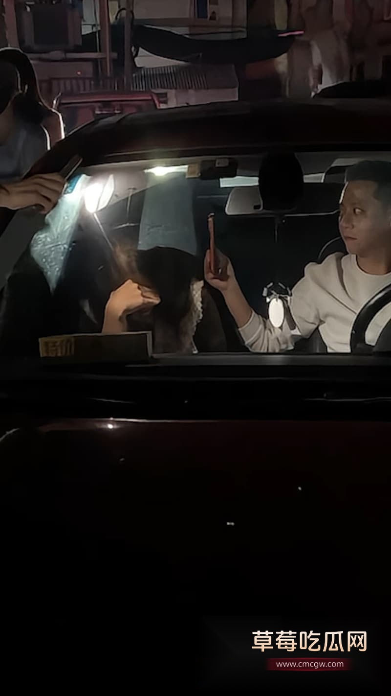 广东饶平男子幽会小三被堵车上 小三全程捂脸躲避 4 广东饶平男子幽会小三被堵车上 小三全程捂脸躲避 4