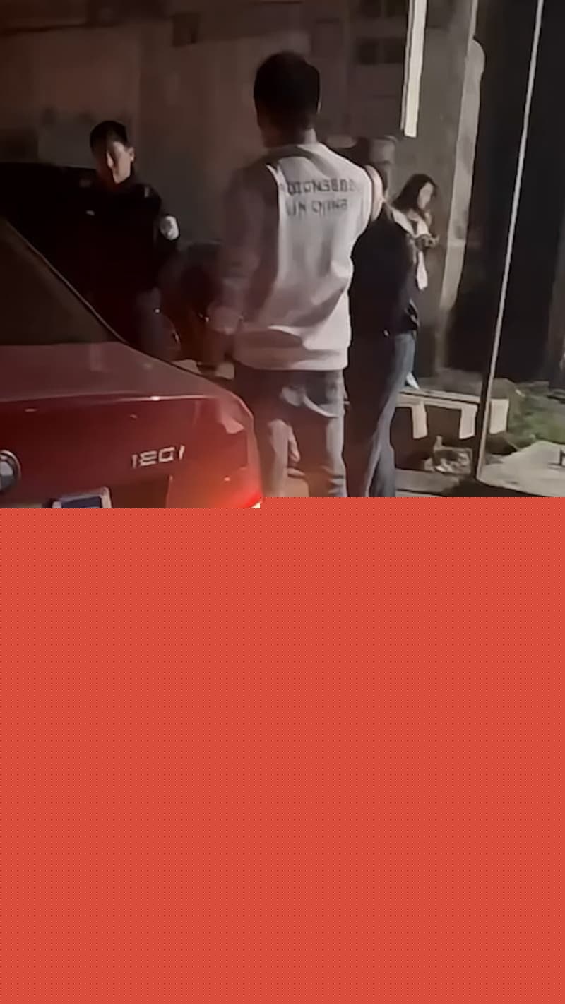 广东饶平男子幽会小三被堵车上 小三全程捂脸躲避 5 广东饶平男子幽会小三被堵车上 小三全程捂脸躲避 5