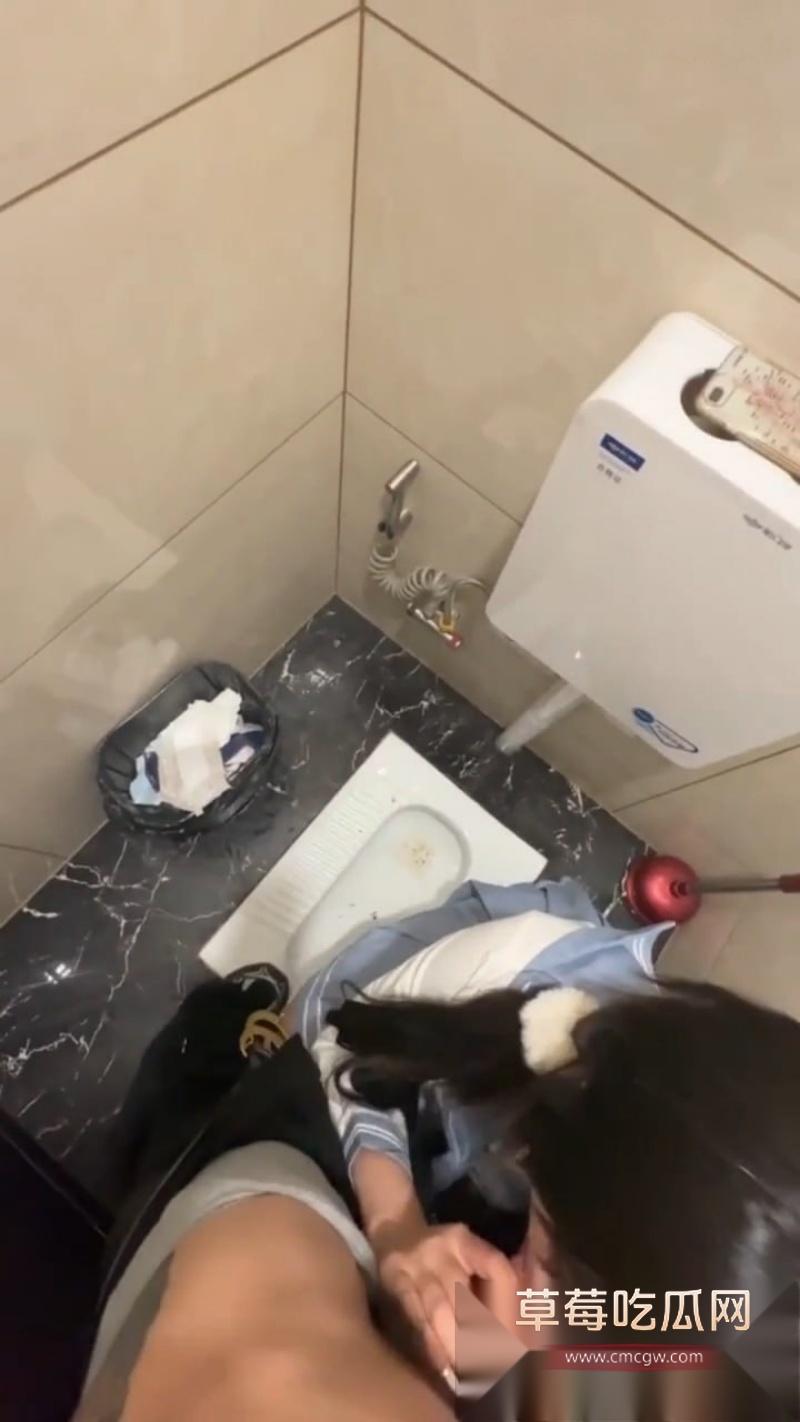 顶级约炮达人崔浩轩 卫生间跟台球宝贝做爱 微信群里给兄弟开直播 太刺激了 2 顶级约炮达人崔浩轩 卫生间跟台球宝贝做爱 微信群里给兄弟开直播 太刺激了 2