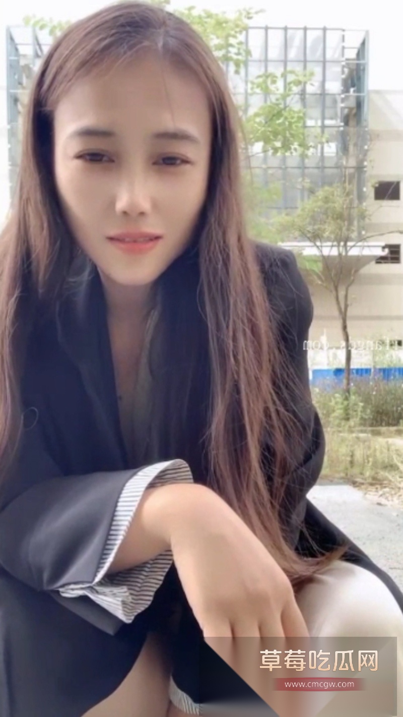 御姐女神宝宝在户外直播露出 3 御姐女神宝宝在户外直播露出 3