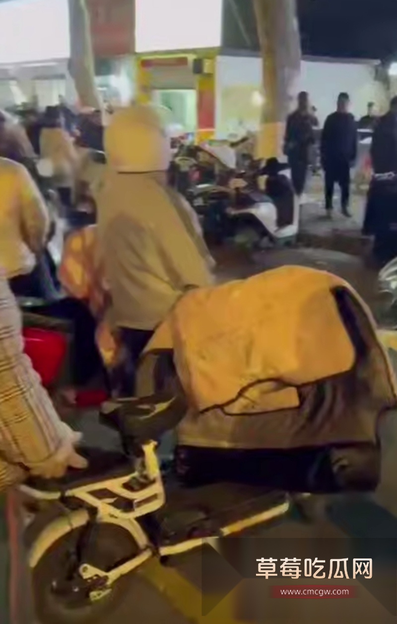 新浦中学精神小伙因父母不给钱上网 一怒之下带人把父母砍死 5