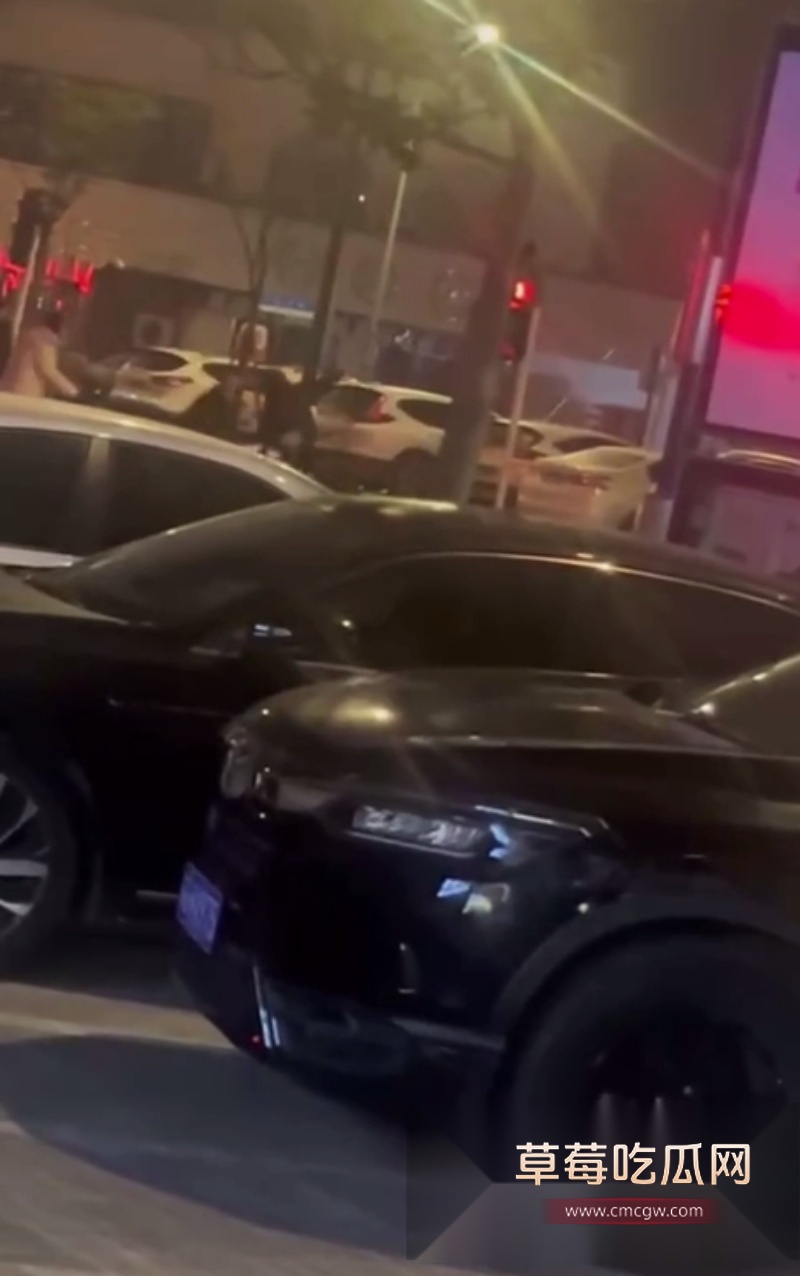 新浦中学精神小伙因父母不给钱上网 一怒之下带人把父母砍死 9