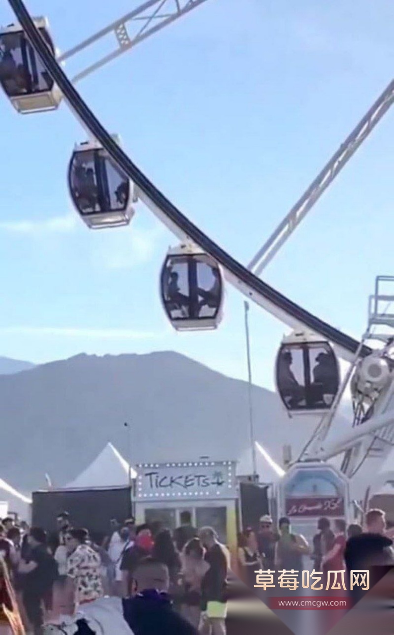 摩天轮刚启动就开吃男友大屌 3