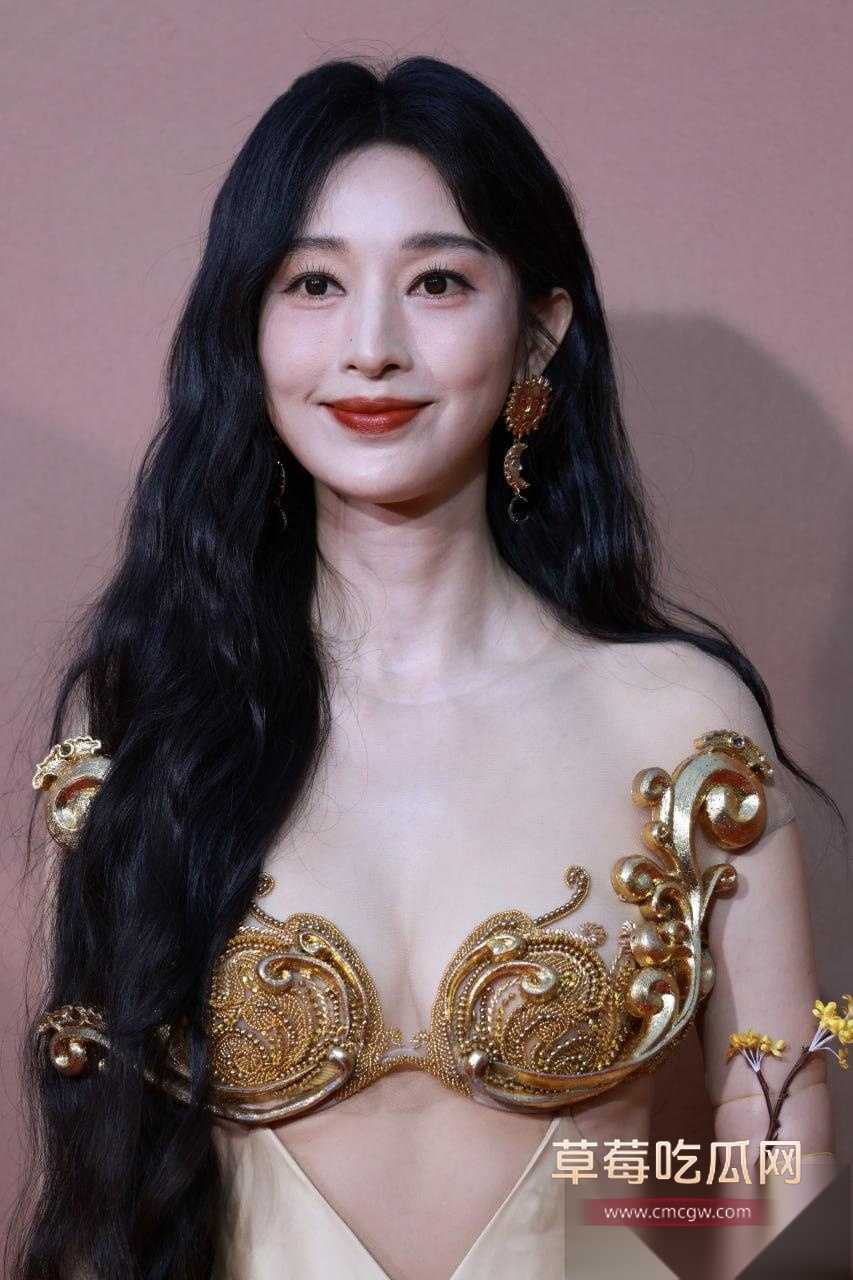 内地美艳女演员张俪 刚凭借新剧全裸露背镜头登上热搜 1 内地美艳女演员张俪 刚凭借新剧全裸露背镜头登上热搜 1