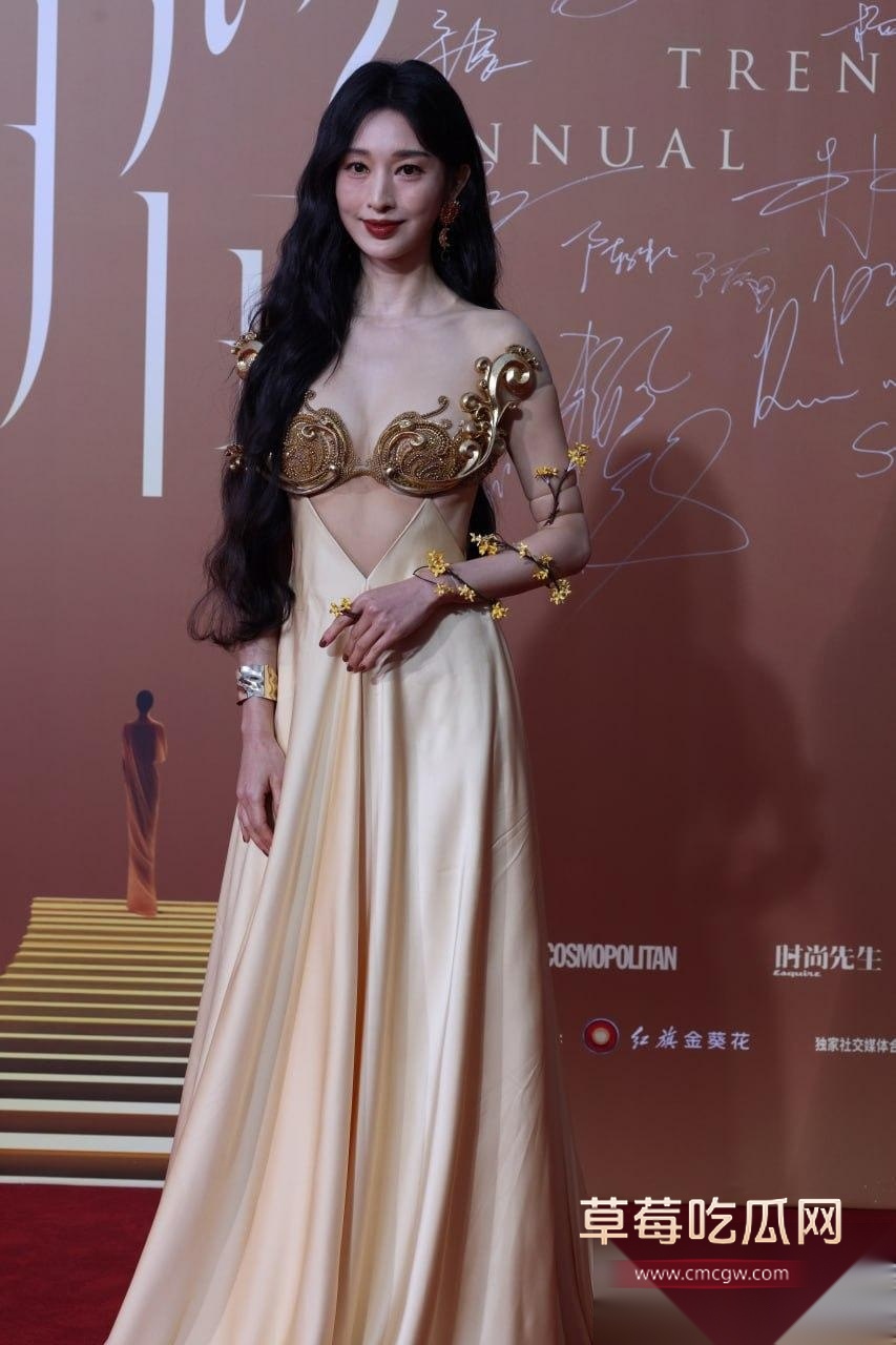 内地美艳女演员张俪 刚凭借新剧全裸露背镜头登上热搜 2 内地美艳女演员张俪 刚凭借新剧全裸露背镜头登上热搜 2