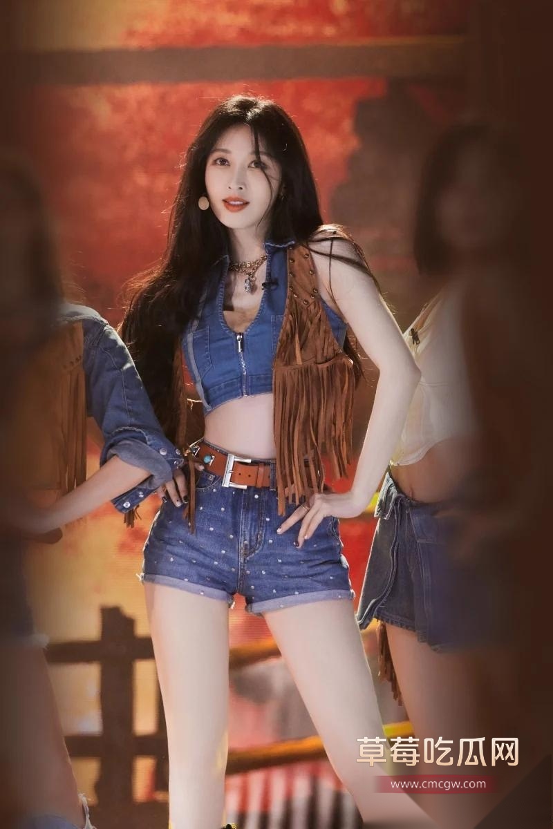 内地美艳女演员张俪 刚凭借新剧全裸露背镜头登上热搜 4 内地美艳女演员张俪 刚凭借新剧全裸露背镜头登上热搜 4