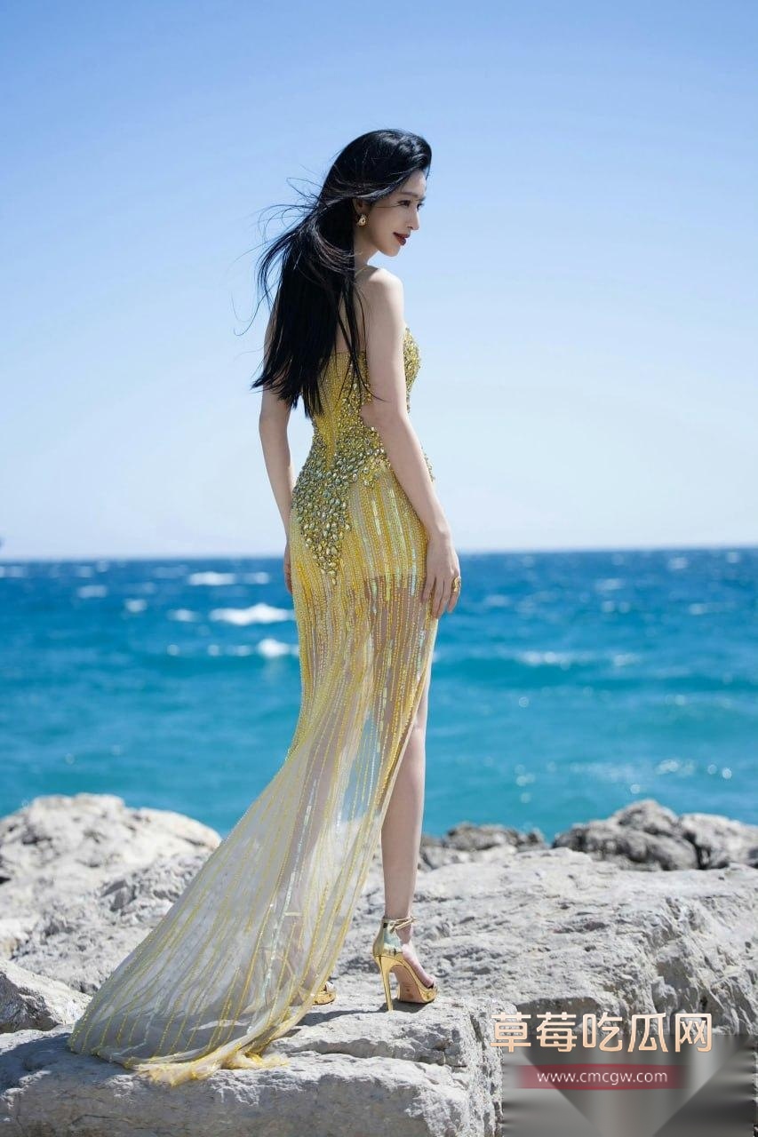 内地美艳女演员张俪 刚凭借新剧全裸露背镜头登上热搜 18 内地美艳女演员张俪 刚凭借新剧全裸露背镜头登上热搜 18