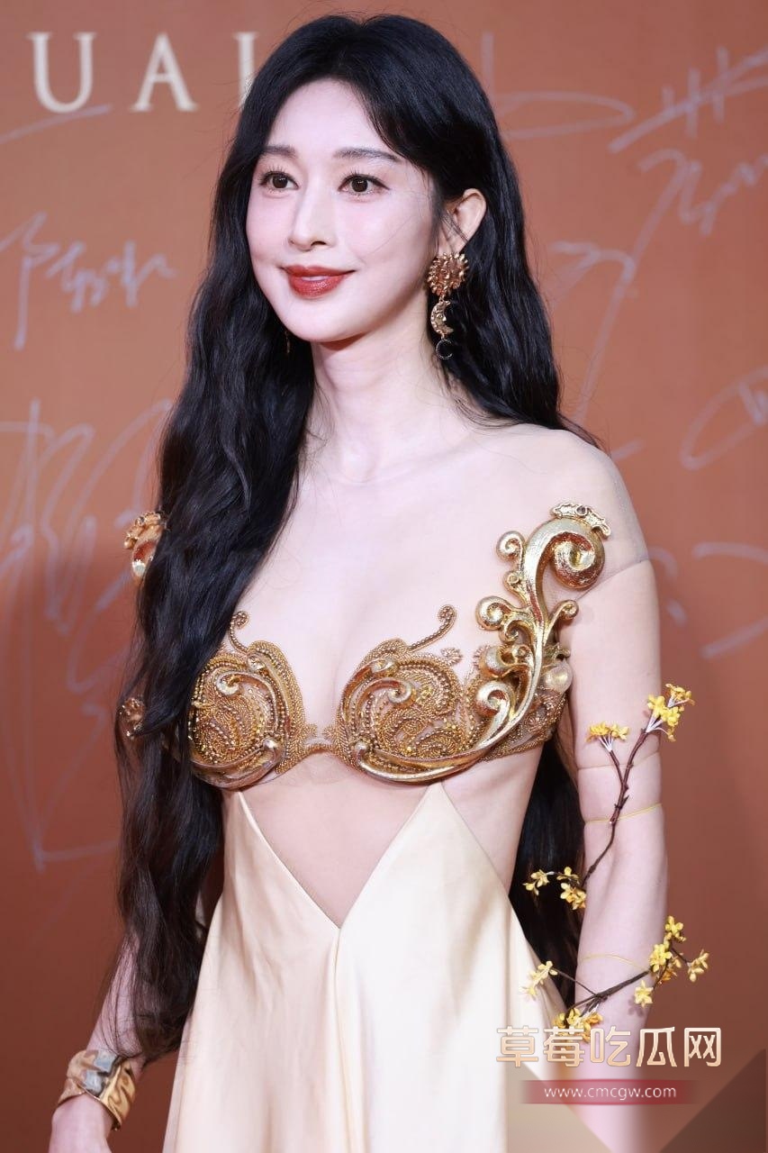 内地美艳女演员张俪 刚凭借新剧全裸露背镜头登上热搜 21 内地美艳女演员张俪 刚凭借新剧全裸露背镜头登上热搜 21