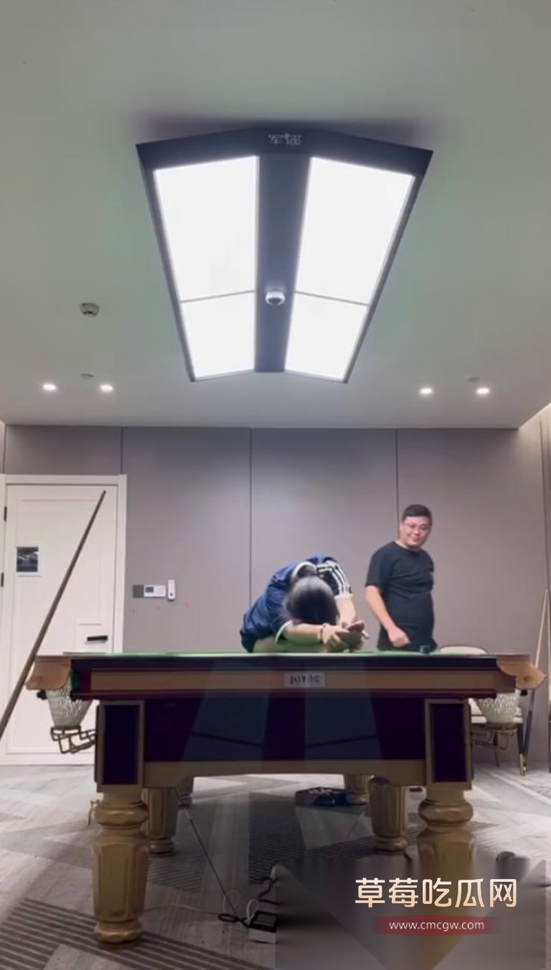 江苏东台名爵台球厅被曝打台球还有奶子看 8 江苏东台名爵台球厅被曝打台球还有奶子看 8