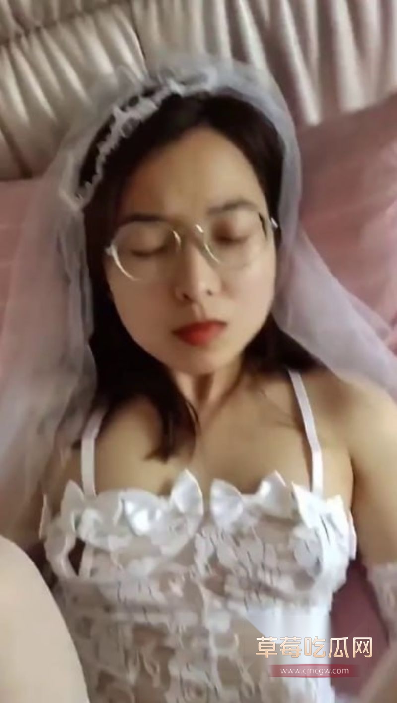 内地熟女教师与光头家长的偷情私拍流出1