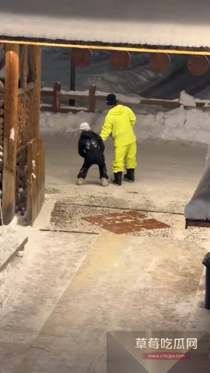 女生为了省几万房租在新疆阿勒泰禾木雪场与别的男的共住一室 1 女生为了省几万房租在新疆阿勒泰禾木雪场与别的男的共住一室 1