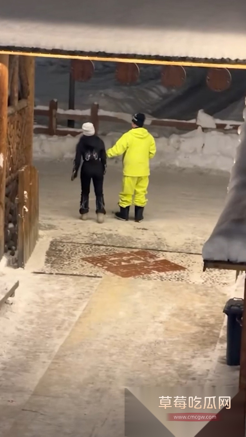 女生为了省几万房租在新疆阿勒泰禾木雪场与别的男的共住一室 2 女生为了省几万房租在新疆阿勒泰禾木雪场与别的男的共住一室 2