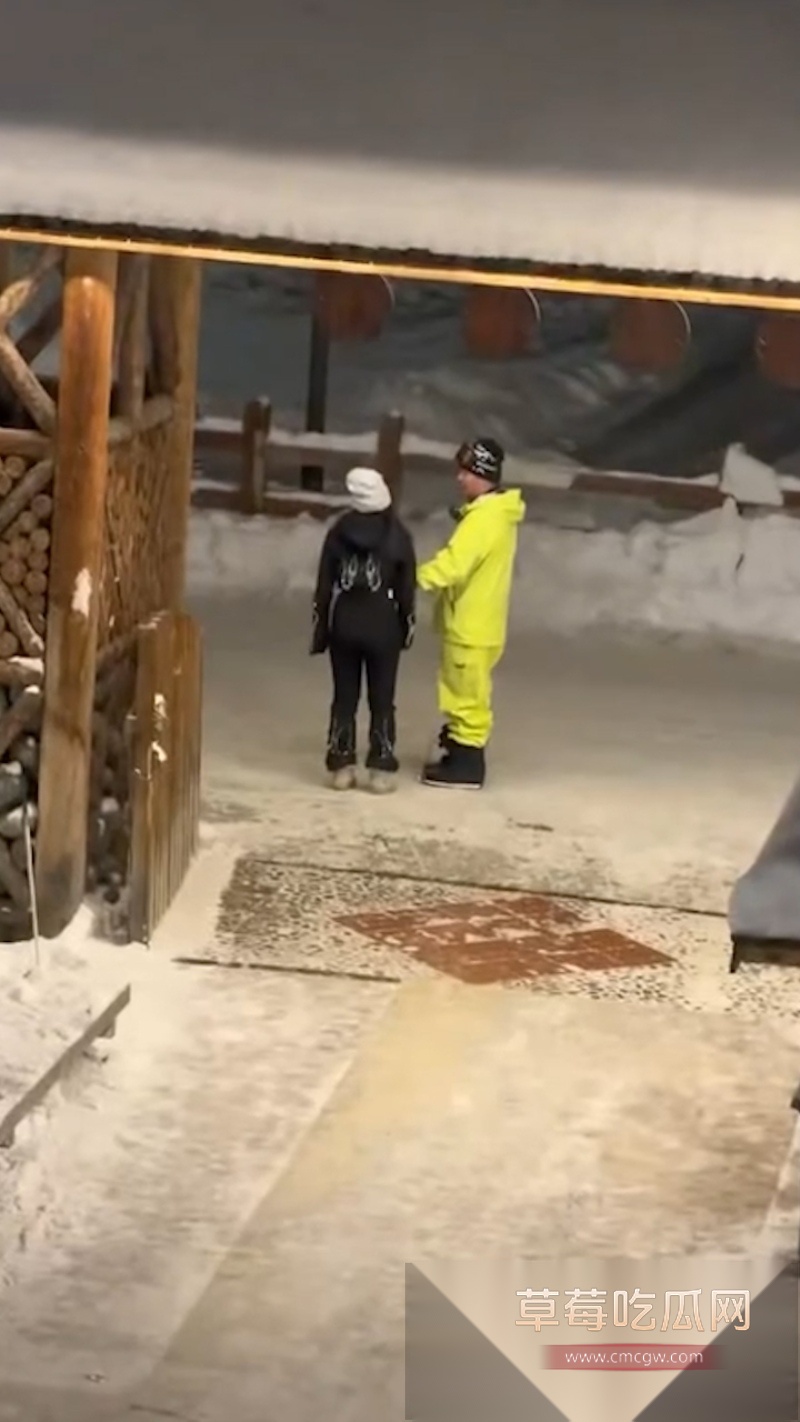 女生为了省几万房租在新疆阿勒泰禾木雪场与别的男的共住一室 3 女生为了省几万房租在新疆阿勒泰禾木雪场与别的男的共住一室 3