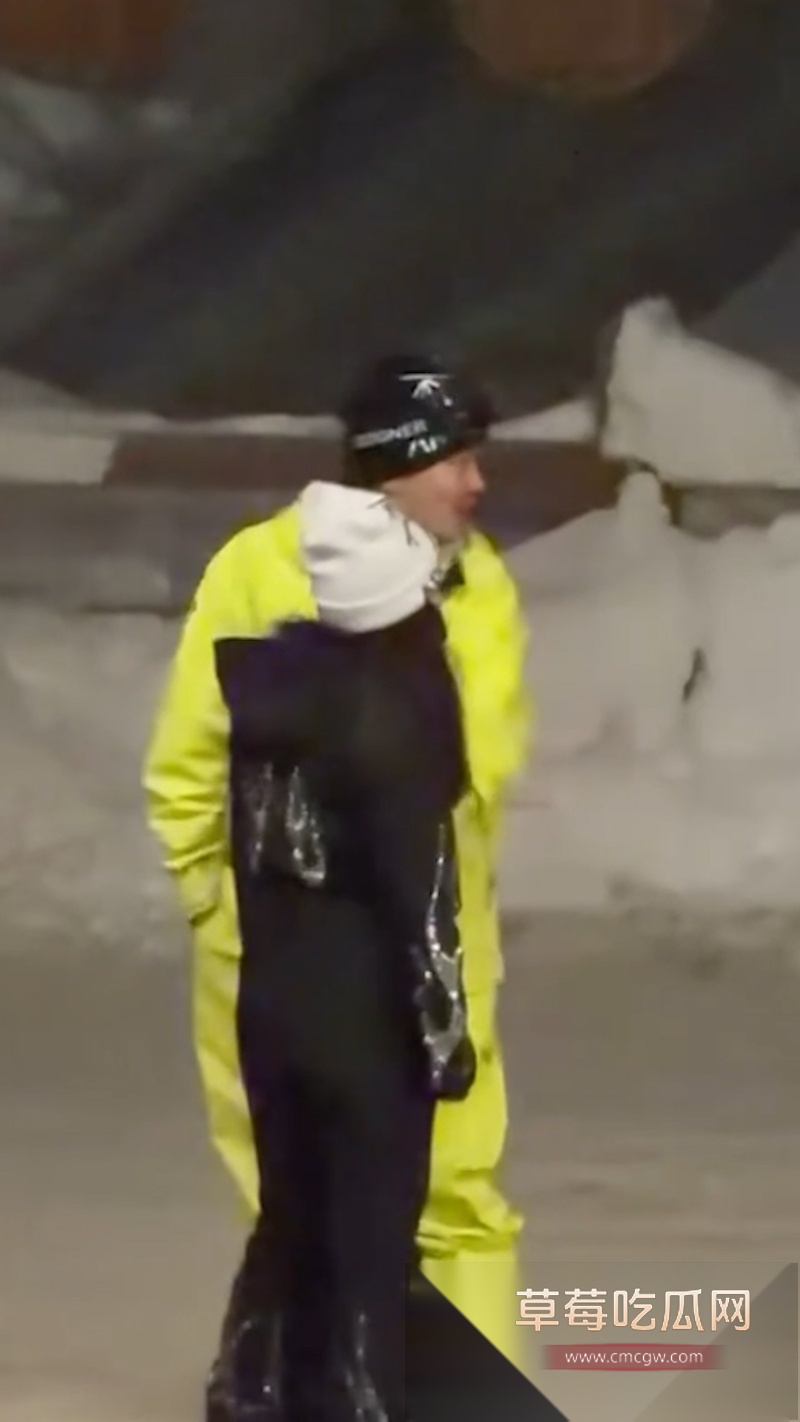 女生为了省几万房租在新疆阿勒泰禾木雪场与别的男的共住一室 4 女生为了省几万房租在新疆阿勒泰禾木雪场与别的男的共住一室 4