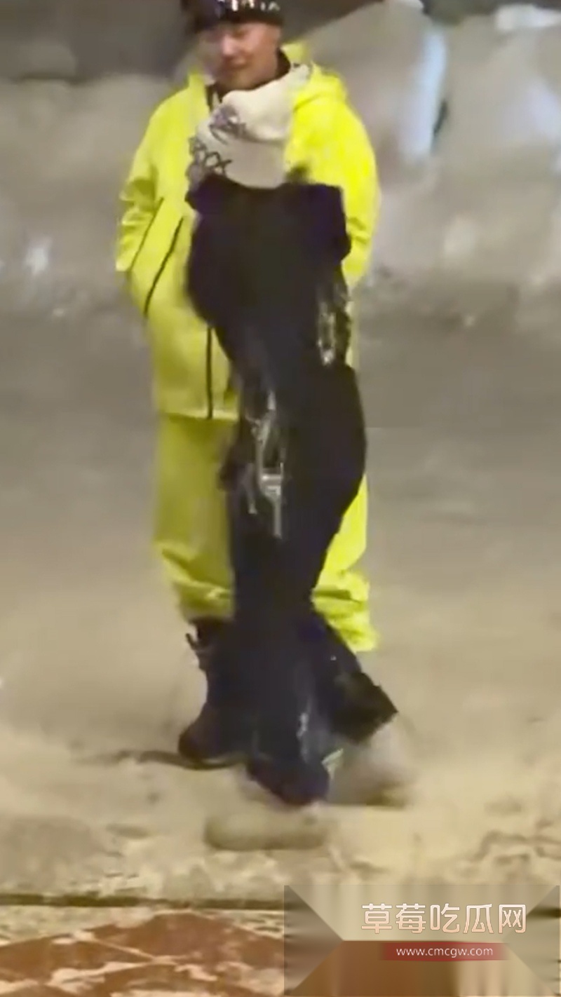 女生为了省几万房租在新疆阿勒泰禾木雪场与别的男的共住一室 7 女生为了省几万房租在新疆阿勒泰禾木雪场与别的男的共住一室 7